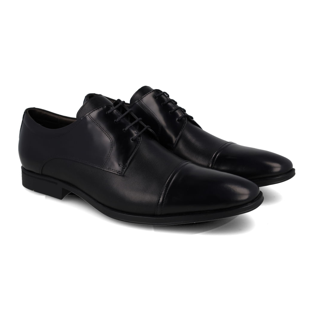 Par de sapatos sociais Constantino preto em couro visto em ângulo superior 3/4